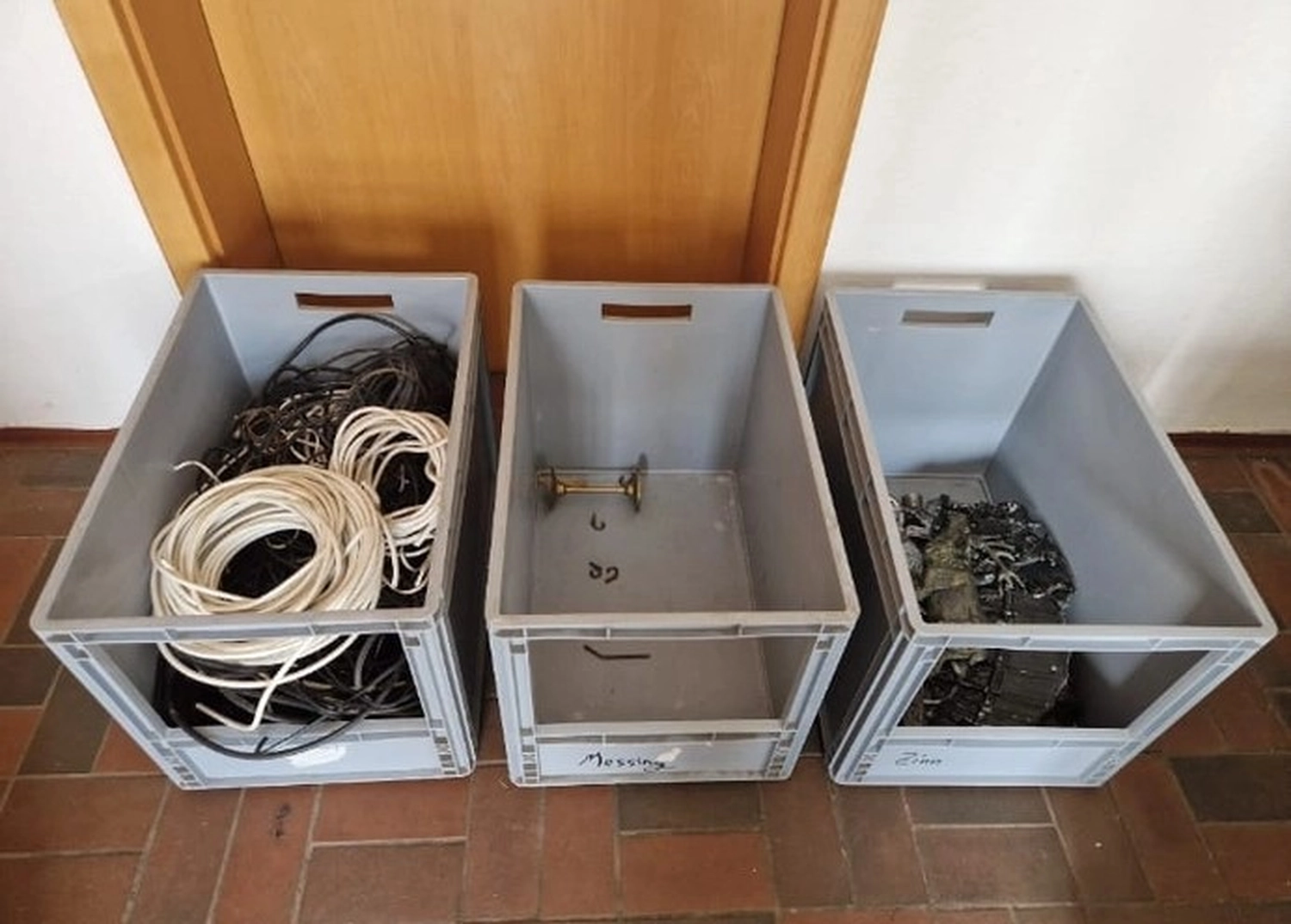 A.v.d.H Haushaltsauflösungen und Gewerbeauflösungen - Kostenlose Immobilienberatung - Große industrielle Schrottmetallrecyclinganlage.